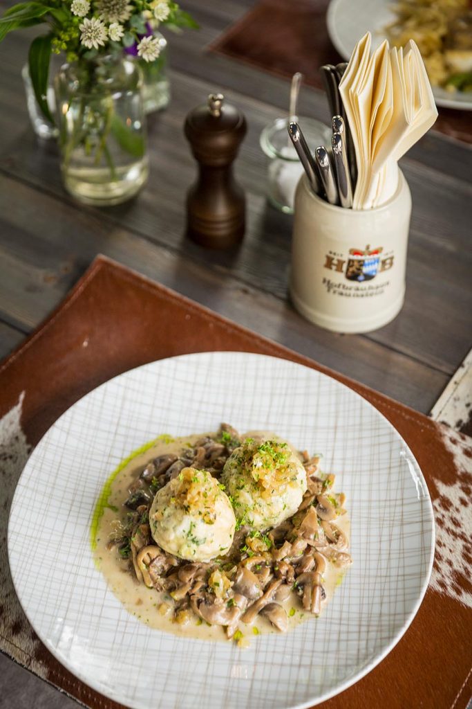 Freilich-am-See-Semmelknödel-mit-Pilzrahmsauce
