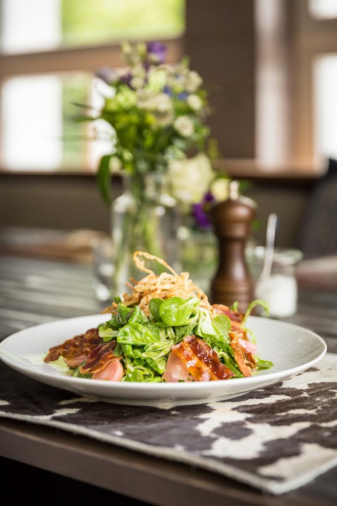 Freilich-am-See-frischer-Salat-im-Restaurant