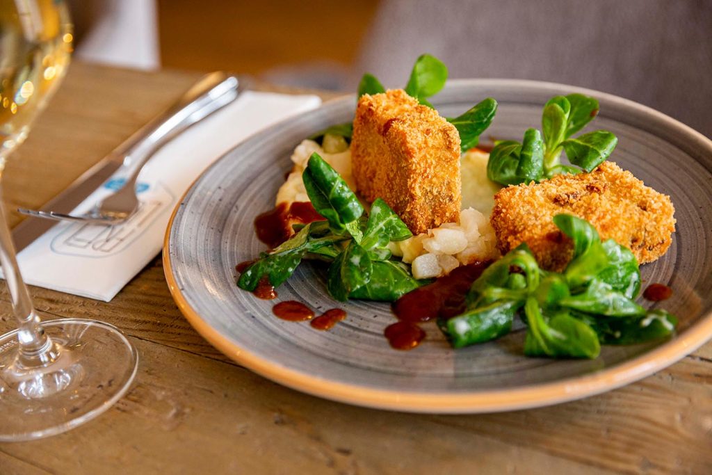 Gebackenes-Gänserillte-mit-Quitte-und-Feldsalat