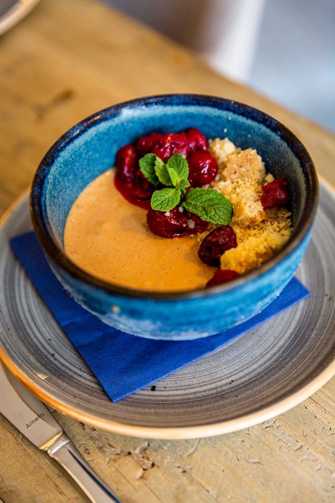 Geeistes-Lebkuchenmousse-mit-marinierten-Kirschen-und-knuspriger-Mandel