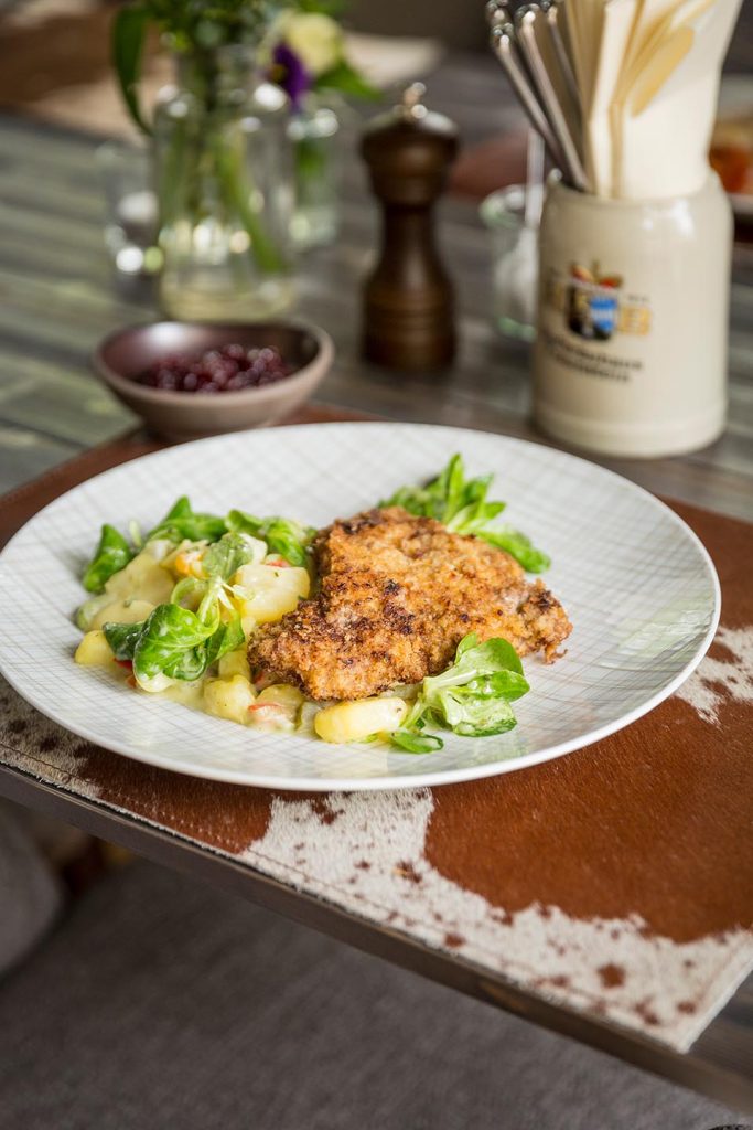 Wiener-Schnitzel-im-Restaurant-Freilich-am-See